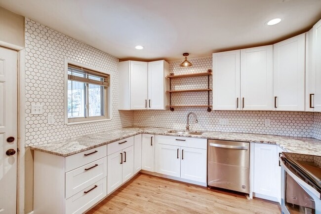 Building Photo - 1054 N Revere St