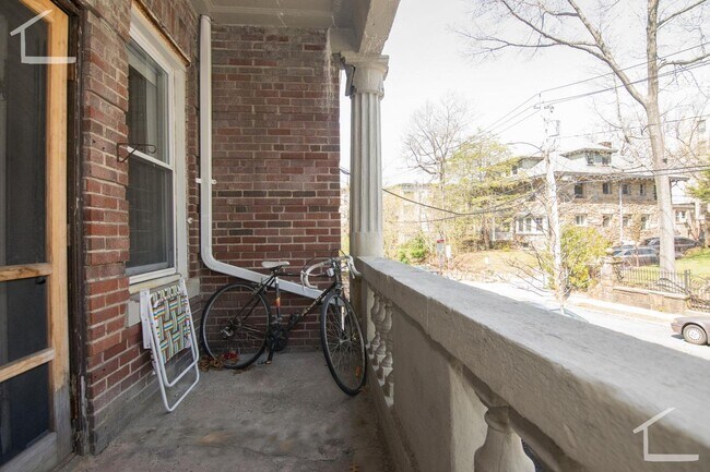 Building Photo - Huge 2 bed unit with the landlord paying the broker's fee for 9/1!!