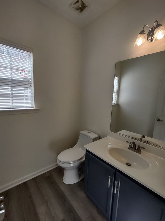 Building Photo - Beautiful 2-story home located in the Reed...