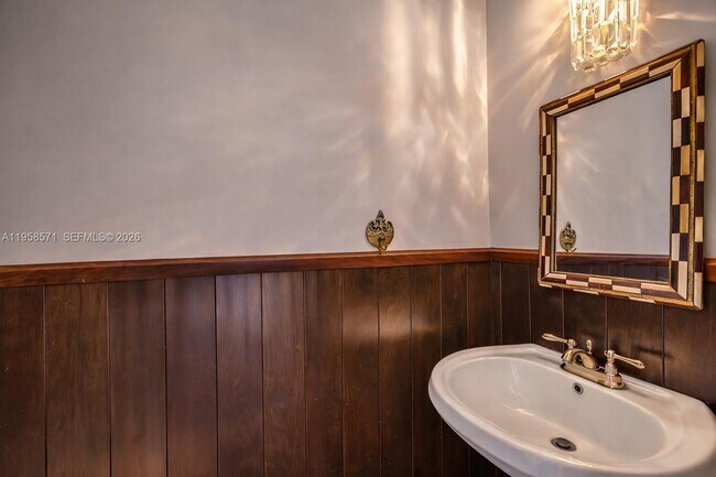 Building Photo - 1000 Venetian Way