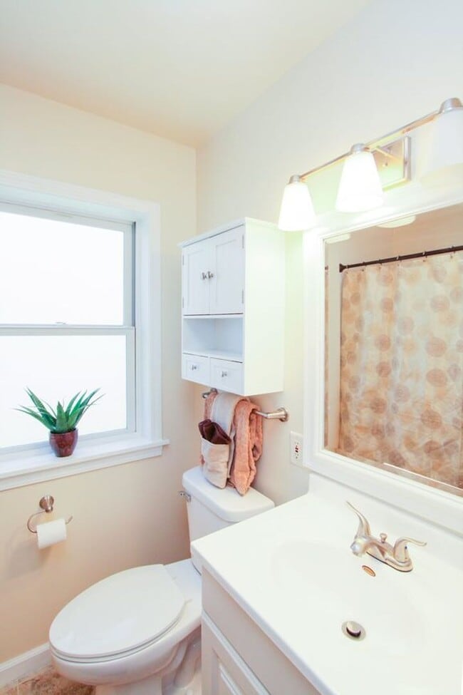 Building Photo - Spacious 3 bedroom 1.5 Bath Gem Available Great location!