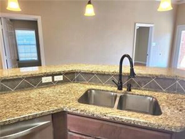 Building Photo - 4 Bedroom 2 Bathroom 2 Car Garage