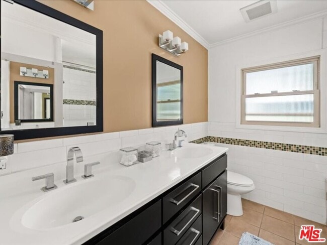 Building Photo - 14552 Hesby St