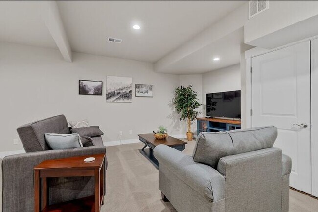 Building Photo - Gorgeous 3 bed/ 3.5 bath Condo At Heron La...