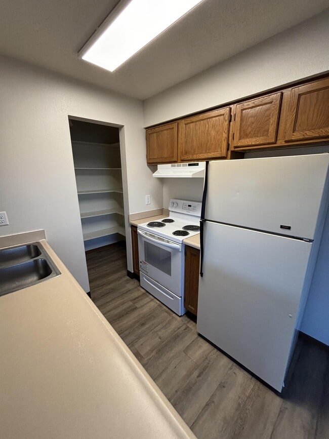 Building Photo - 619 S Johnson-5