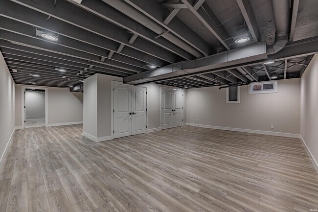 Building Photo - 441 Lawrence Dr