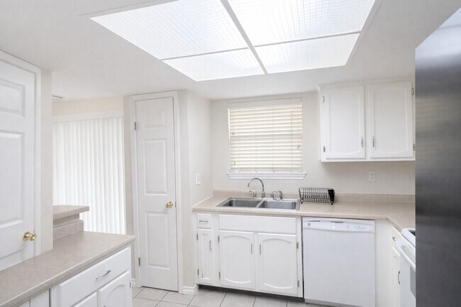 Building Photo - 14555 Wunderlich Dr