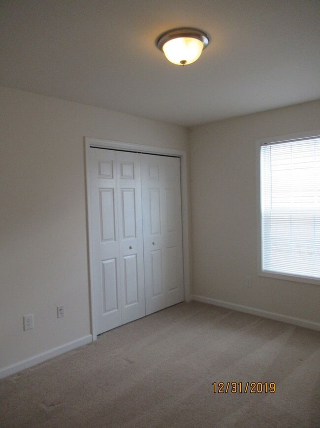 Building Photo - 4 Bedroom 2.5 Bath House with 2 Car Garage
