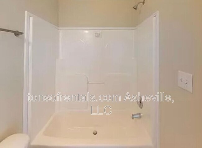 Building Photo - 3 Dadoo Dr