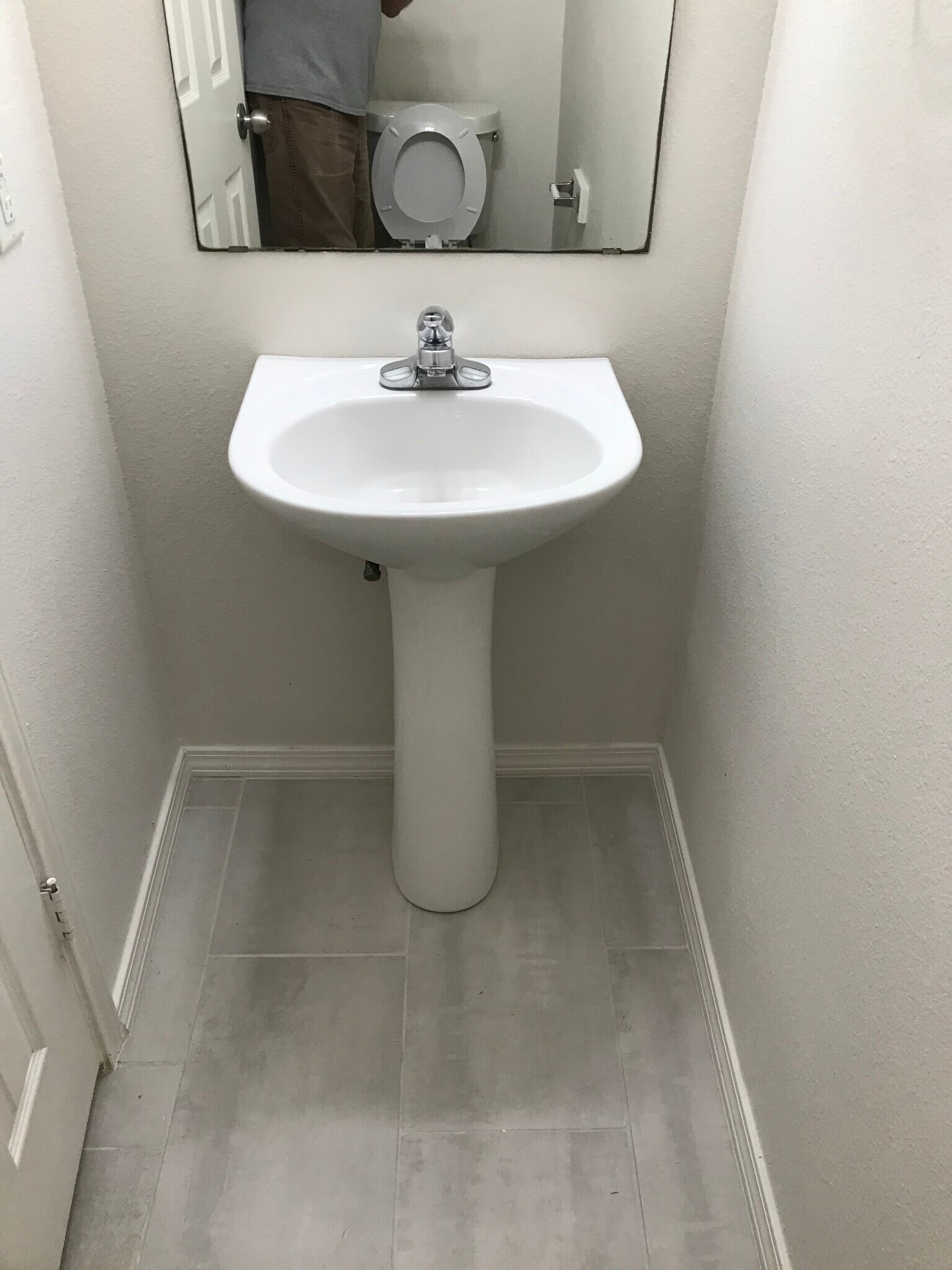 1/2 bathroom - 5750 Golf Hts