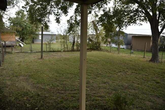 Building Photo - 302 S Oneal St