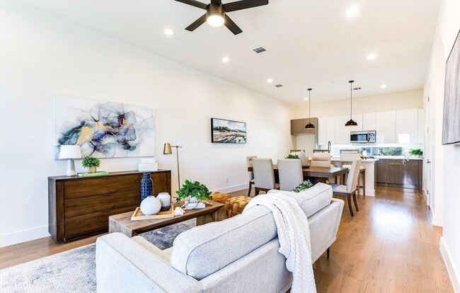 Building Photo - 1902 N Carroll Ave