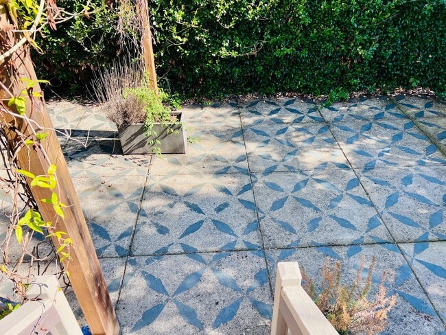 Building Photo - Custom Townhouse with Awesome Back yard