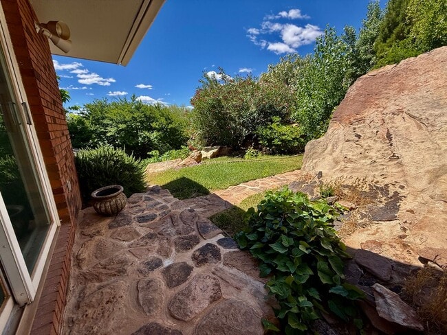 Building Photo - Distinctive and Spacious 5-BR Home in Bloomington