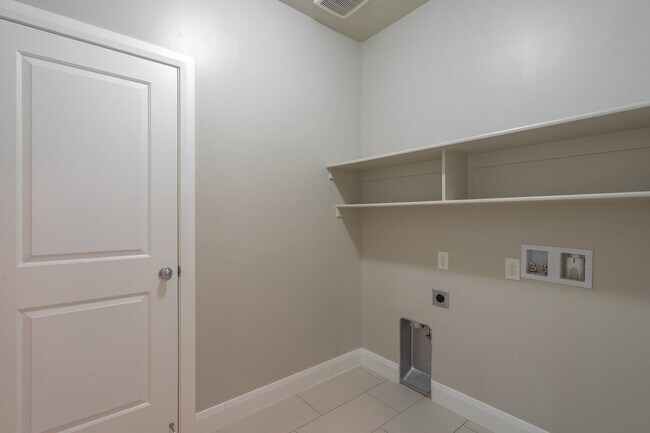 Building Photo - Newer Home in Prime Location with Spacious Layout & Two Living Areas