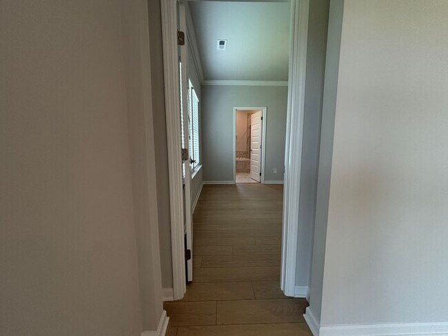 Building Photo - Look and lease in Athens