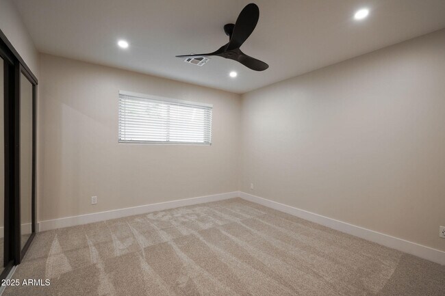 Building Photo - 2439 E Lincoln Cir