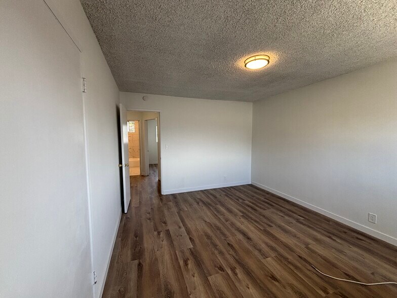Building Photo - 673 S Eremland Dr