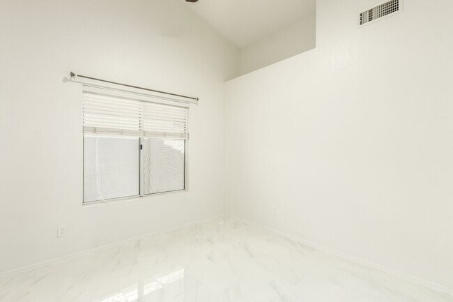 Building Photo - 1225 E Artesian Way