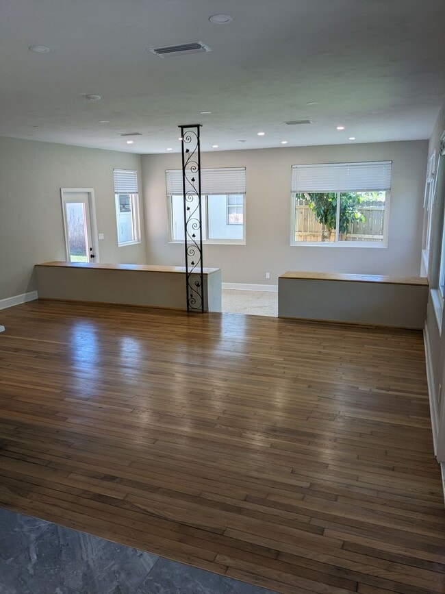 Building Photo - Beachside 3 bedroom, 2 bathroom in Daytona Beach