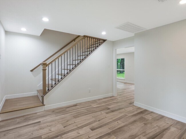 Building Photo - 2931 Valley Rose Dr