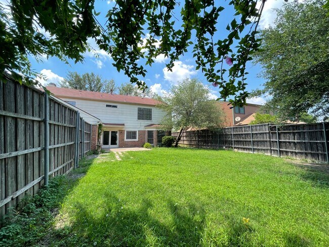 Building Photo - 4 Bed 2 Bath