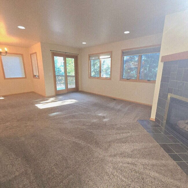 Building Photo - 2 Bedroom 2.5 bathroom near Golf Course