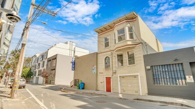 Building Photo - Two Bedroom Condo in SOMA with Yard, Parking, and W/D.