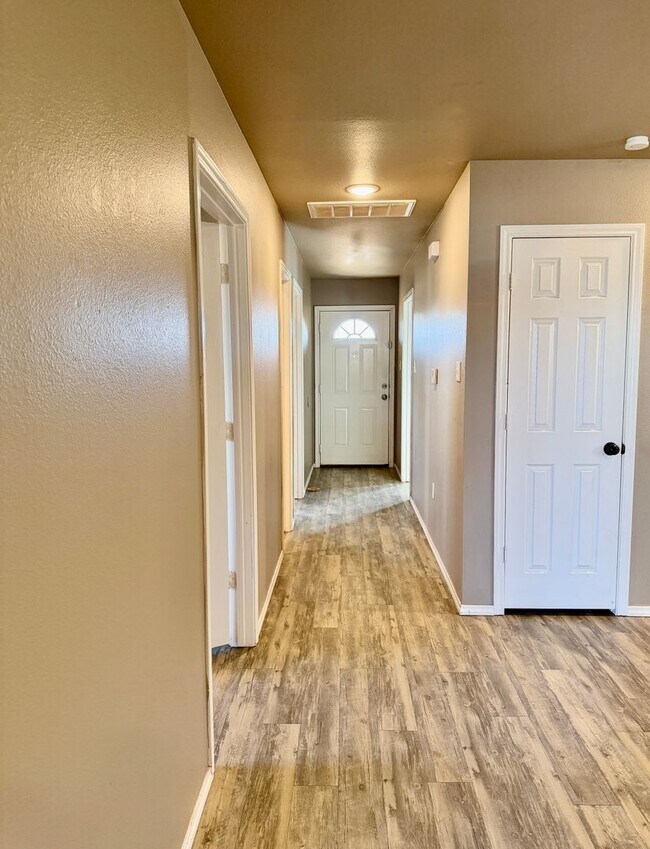 Building Photo - Newer Build 3/2/1 on Quiet Street!