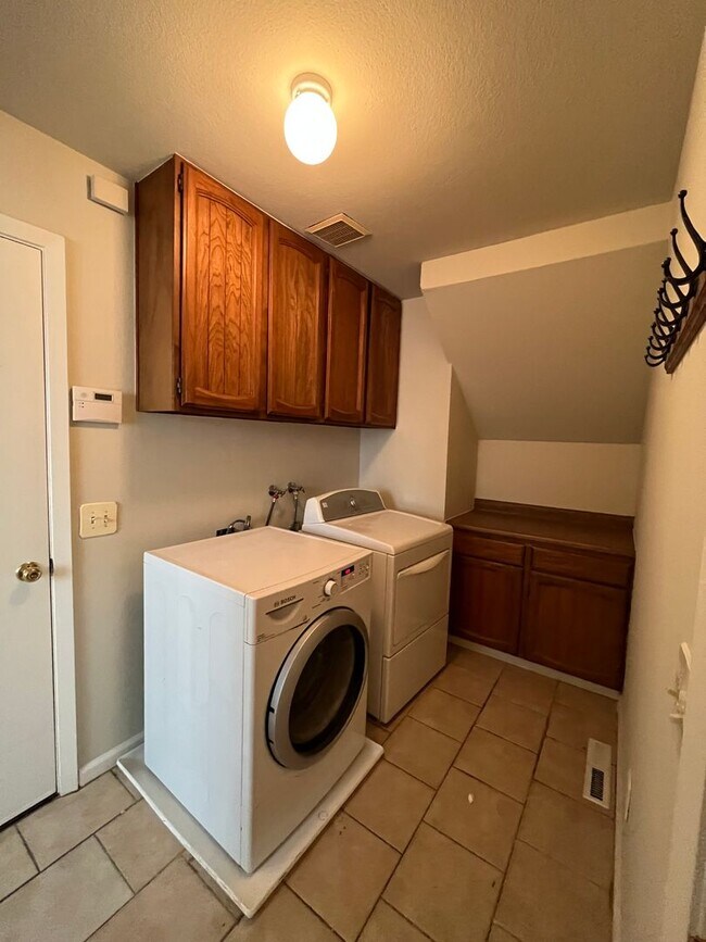 Building Photo - *Holiday Move In Special, $500 Off First Month's Rent! Large 4 bedroom/ 2.5 Bathroom Home for Ren...