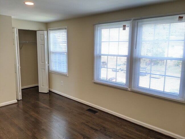 Building Photo - Renovated townhouse in established neighbo...