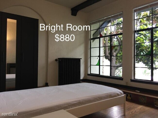Building Photo - 2 br, 1 bath Condo - 4204 11th Avenue NE 08