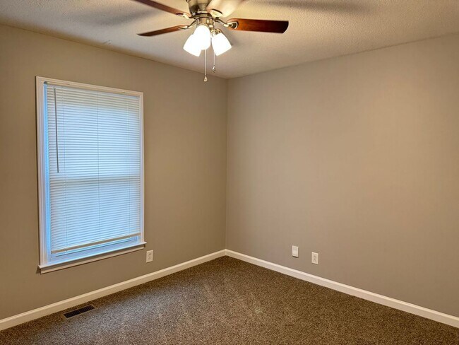 Building Photo - Sango! 3 Bed/2.5 Bath with unfinished base...