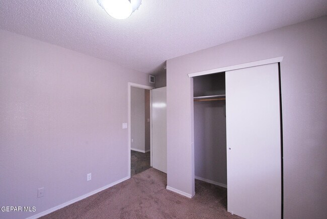 Building Photo - 610 Villas Del Valle Dr
