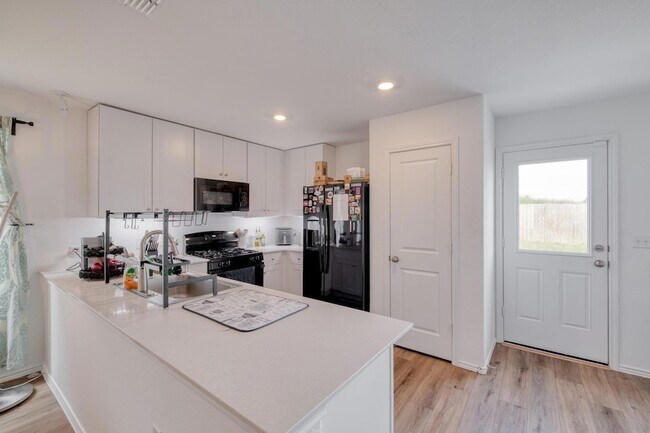 Building Photo - 2700 Schwartz Ln