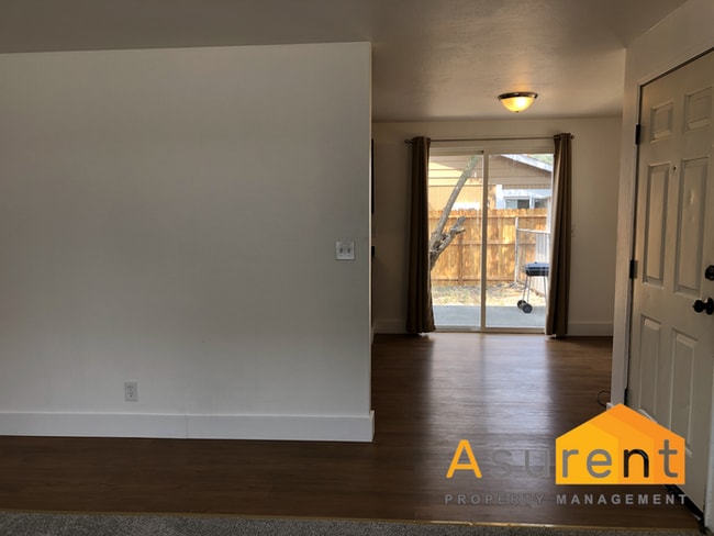 Building Photo - Cute Apartment with yard