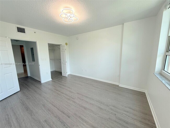 Building Photo - 2000 N Bayshore Dr