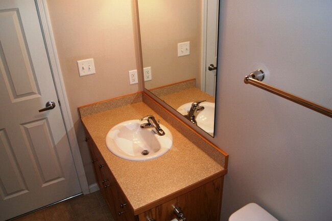 Building Photo - Westport Beach Townhomes 2 and 3 Bedrooms