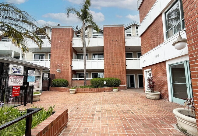 Building Photo - Don't miss this amazing opportunity to liv...