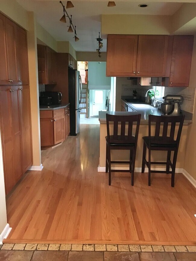 Building Photo - 858 Warner Rd