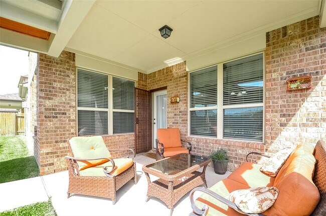 Building Photo - 25935 Foxrun Vista Dr