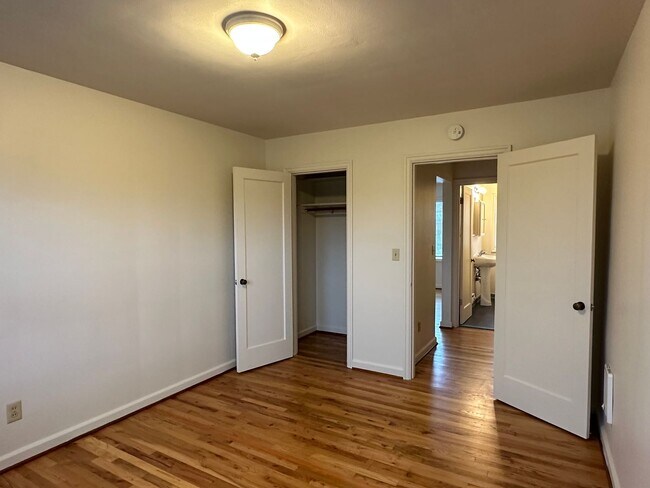 Building Photo - Pristine Top Floor 1 Bed, 1 Bath Gem!