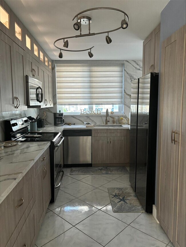 Building Photo - 1370 S Ocean Blvd