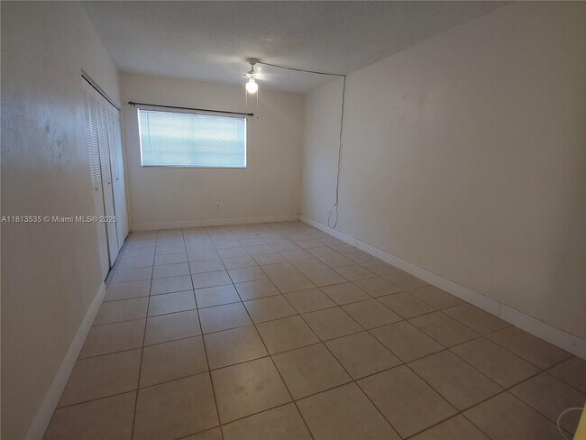 Building Photo - 1305 W 53rd St