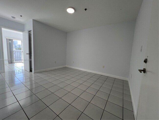 Building Photo - 717 SW 11th Ave