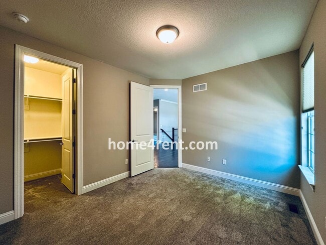 Building Photo - Main Level Primary Bedroom, Updated Kitche...