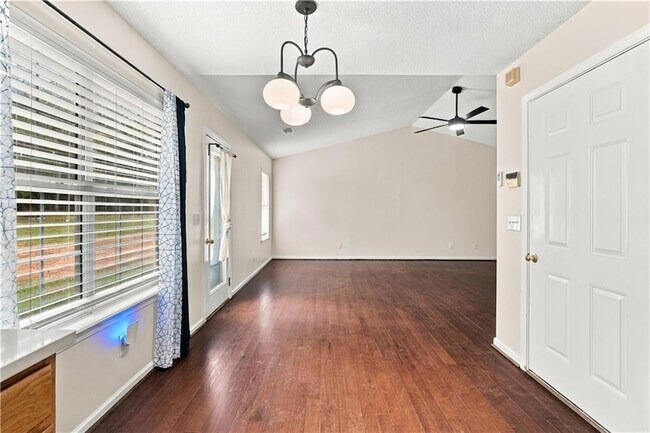 Building Photo - 28 Autumn Ridge Dr