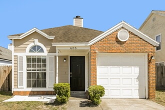 Building Photo - 605 Staffordshire Dr E