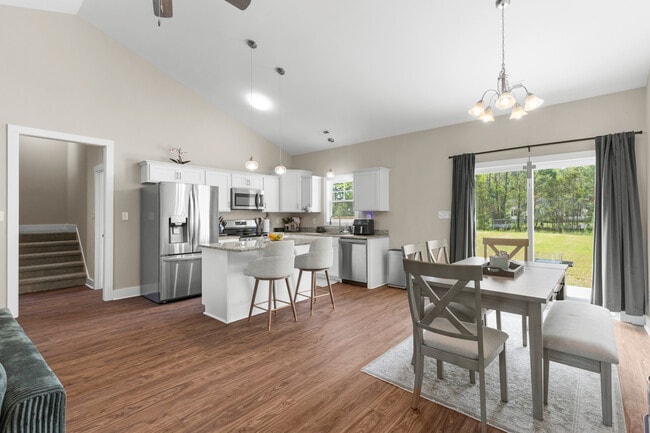 Building Photo - 306 E Theriault Ct