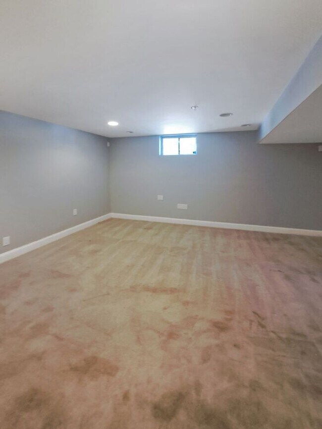 Building Photo - Amazing 4 Bedroom, 4 Bath SFH Corner Lot, ...